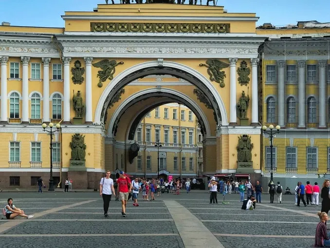 Дворцовая площадь нужно увидеть в Санкт-Петербурге