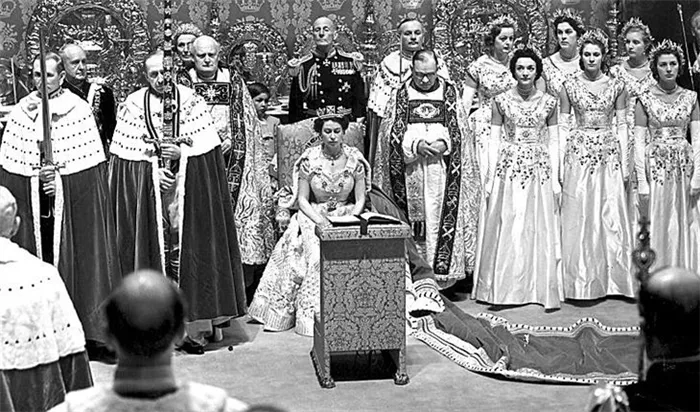 Елизавета II в молодости с мужем принцем Филиппом и детьми
