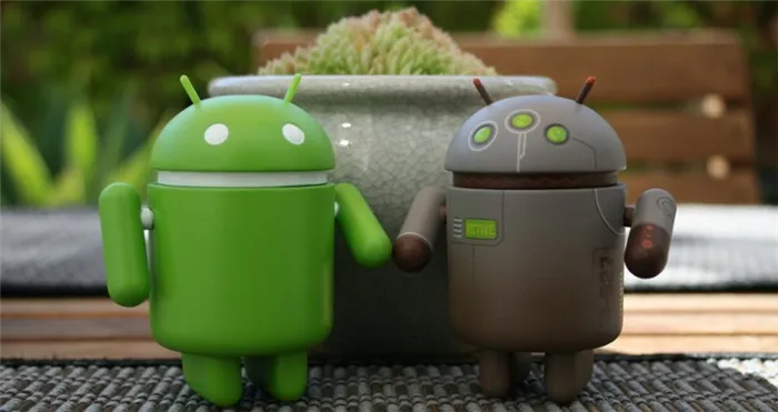 Два Android держатся за руки