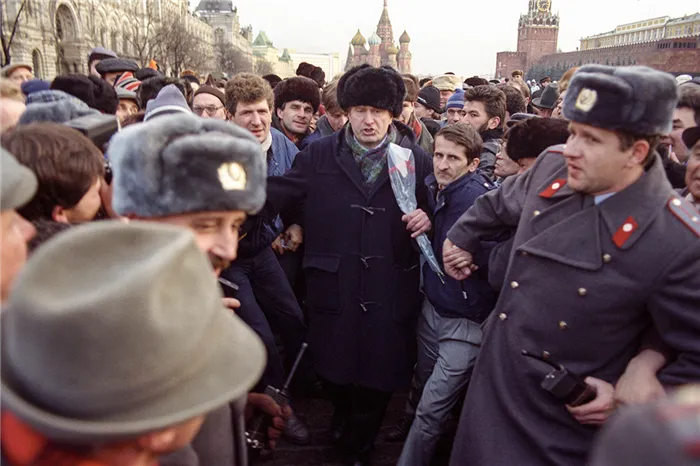 Жириновский на Красной площади во время митинга, в день 74-й годовщины Великой Октябрьской социалистической революции, 1991 год