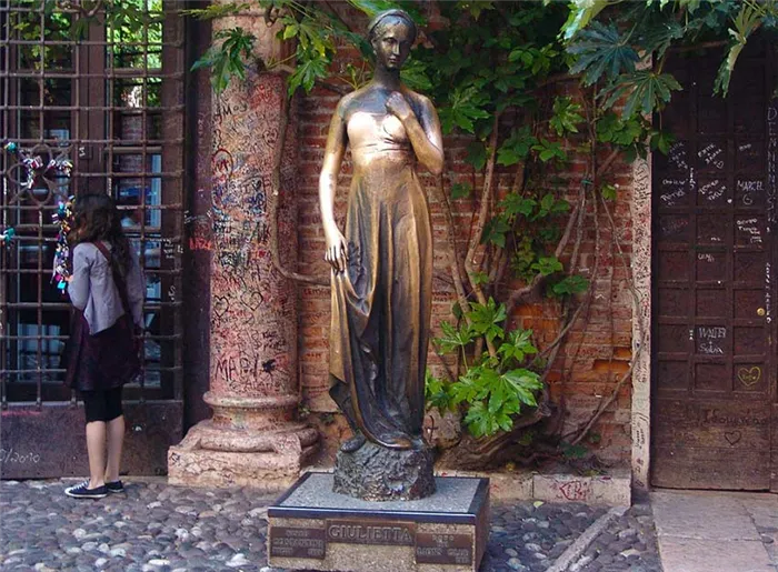 Статуя Джульетты во дворике ее дома в Вероне. 