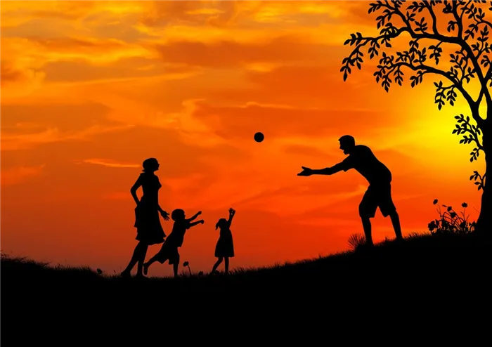 Семья играет в мяч