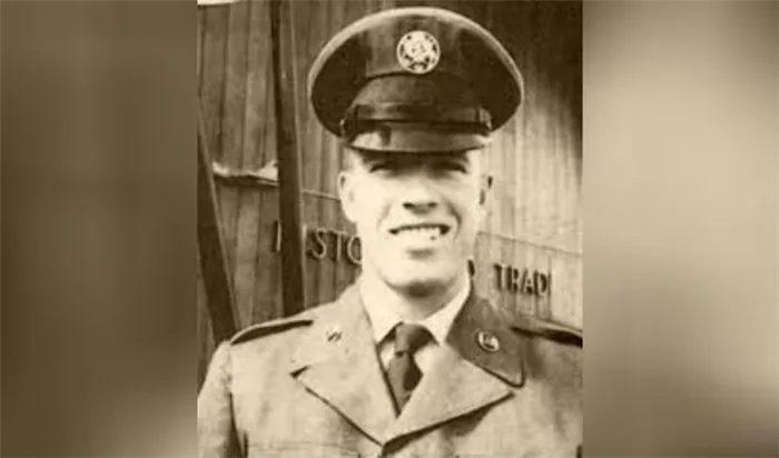 Молодой Чак Норрис во время службы в армии