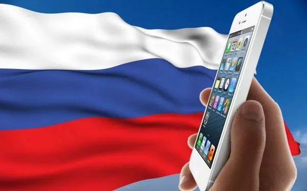 Айфон в руках на фоне российского флага