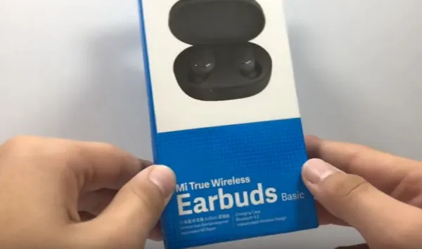 Коробка с наушниками Earbuds