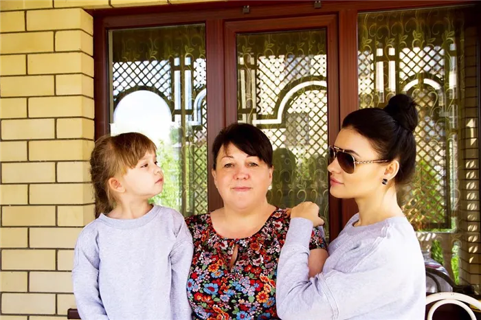 Екатерина Салина с мамой и дочерью