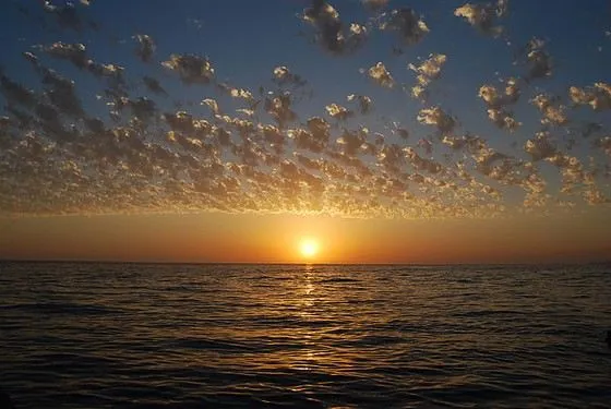 Красивый закат на море