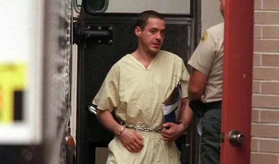Июнь 1996: Роберт Дауни осужден за хранение наркотиков и оружия