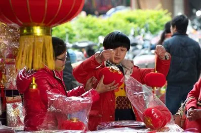 Покупка красных фонарей для Китайского Нового Года
