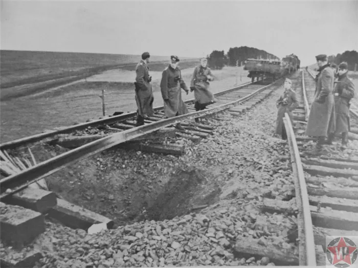 Военнослужащие Вермахта у взорванной партизанами железной дороги 