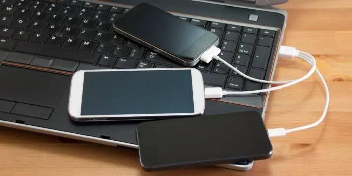 Смартфоны заряжаются от USB ноутбука