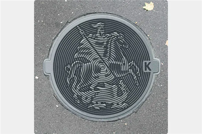 Круглый канализационный люк с гербом