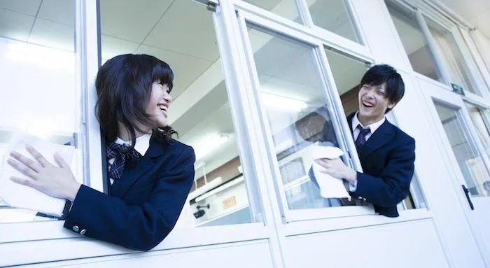 Японские ученики моют окна в школе